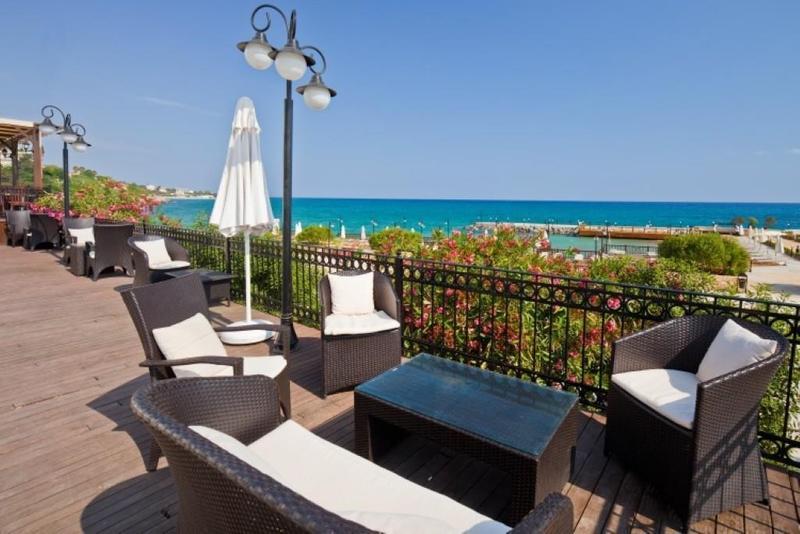Ada Beach Hotel Karavas  Экстерьер фото