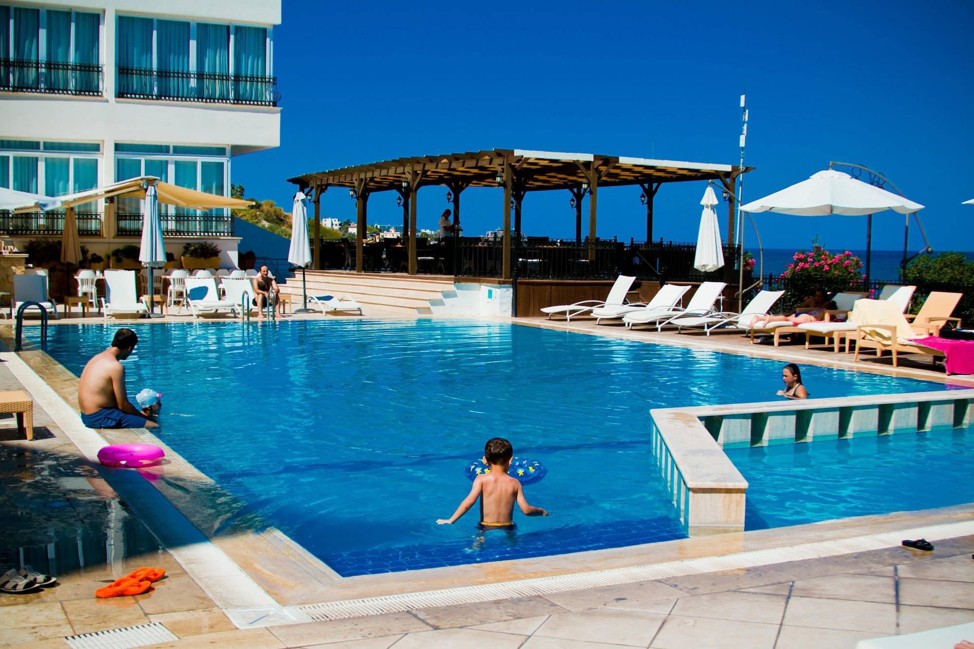 Ada Beach Hotel Karavas  Экстерьер фото