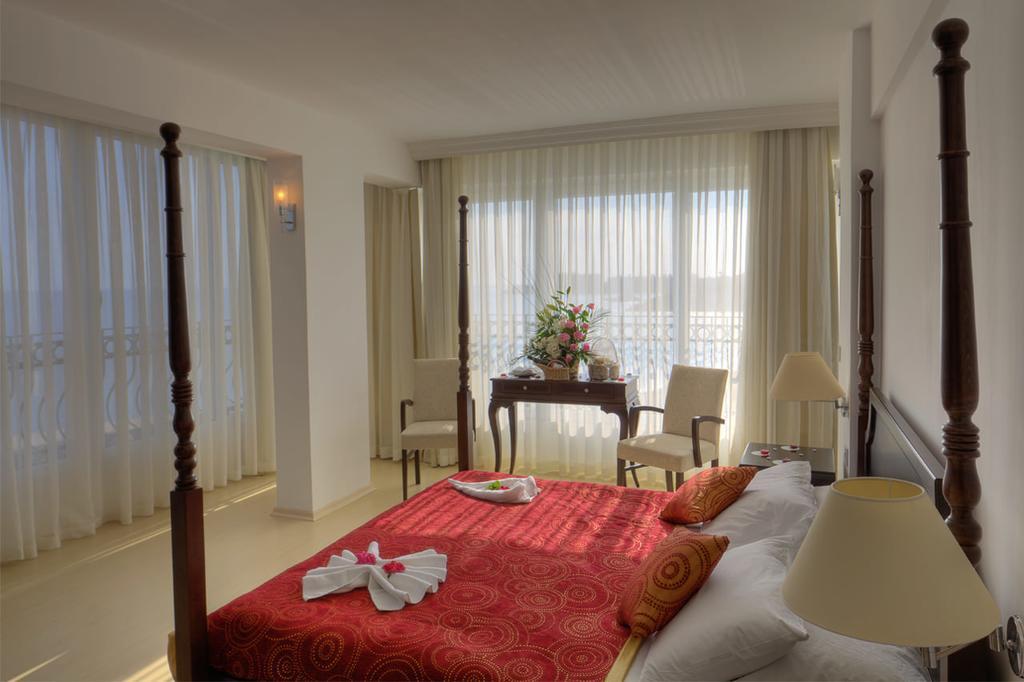 Ada Beach Hotel Karavas  Экстерьер фото